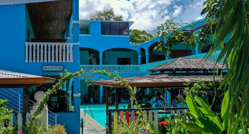 #1 – Poolside King Retreat
