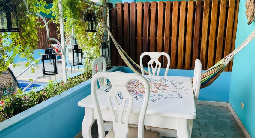 #2 – Poolside Family Retreat