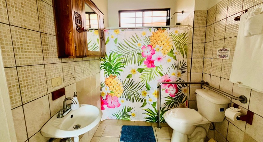 #4 – Poolside Family Retreat – Accessible